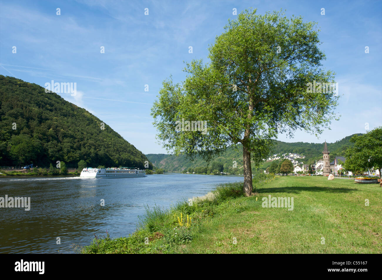 La nave di crociera sul fiume Mosella passando la città di Hatzenport, Renania-Palatinato, Germania Foto Stock
