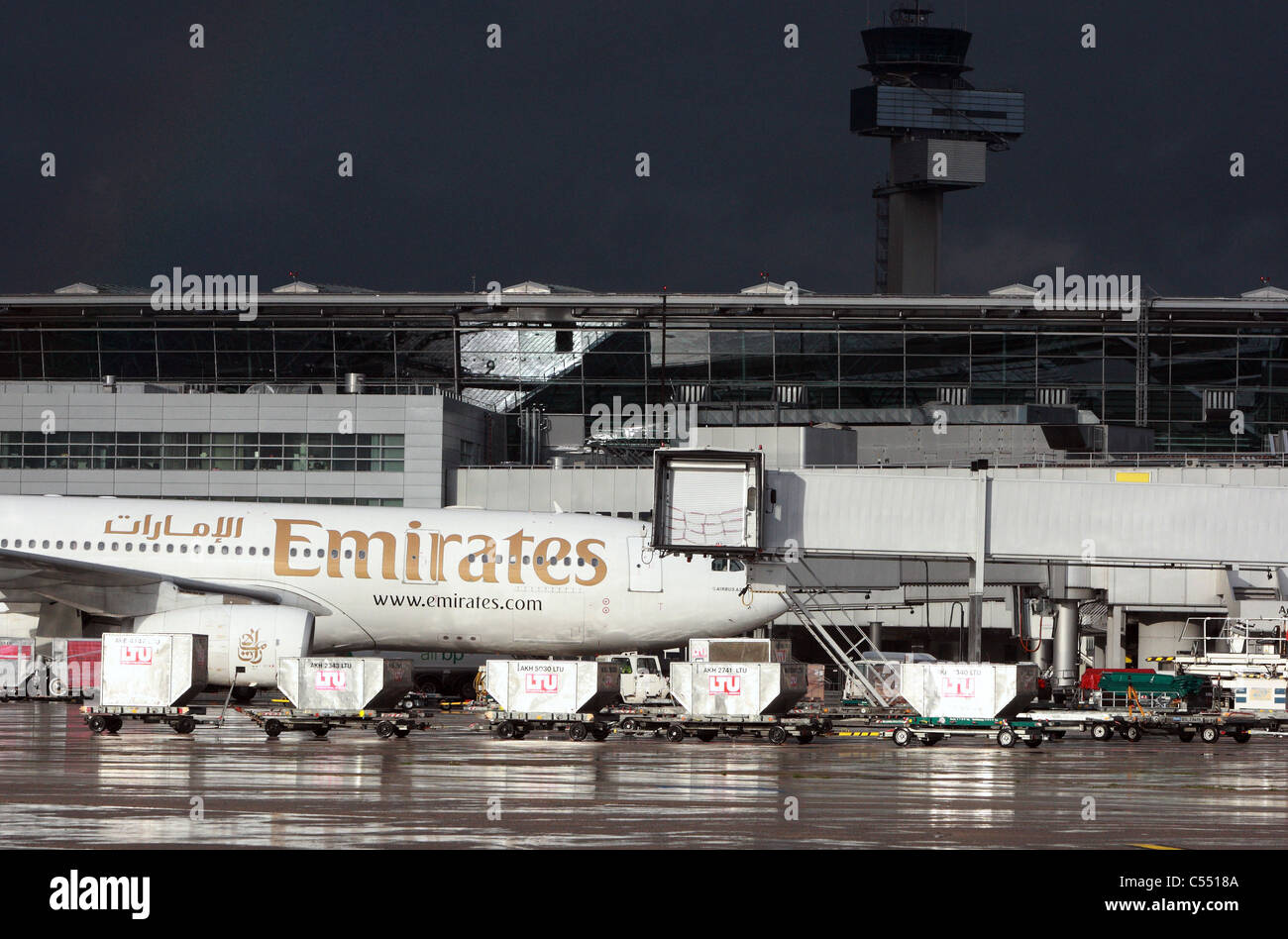 Aereo della compagnia aerea Emirates presso il terminale, Düsseldorf, Germania Foto Stock