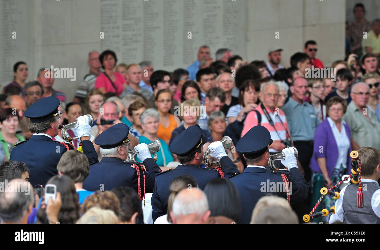 Ultimo Post cerimonia sotto la Menin Gate Memorial per commemorare i soldati britannici uccisi nella prima guerra mondiale uno, Ypres, Belgio Foto Stock
