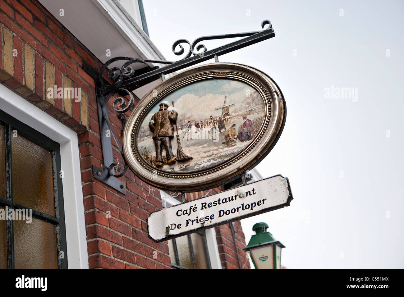 I Paesi Bassi, Hindeloopen, capitale olandese di pattinaggio sul ghiaccio di cultura. Segno esterno di ristorante del pattinaggio o pattino museo. Foto Stock