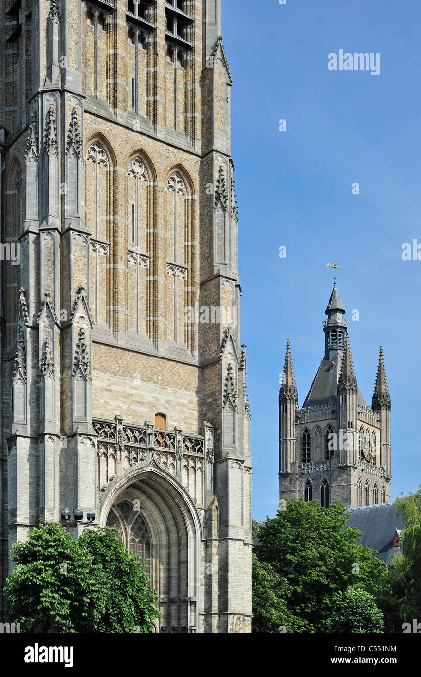 Il Saint Martin's Cathedral e il panno Hall con campanile a Ypres, Belgio Foto Stock