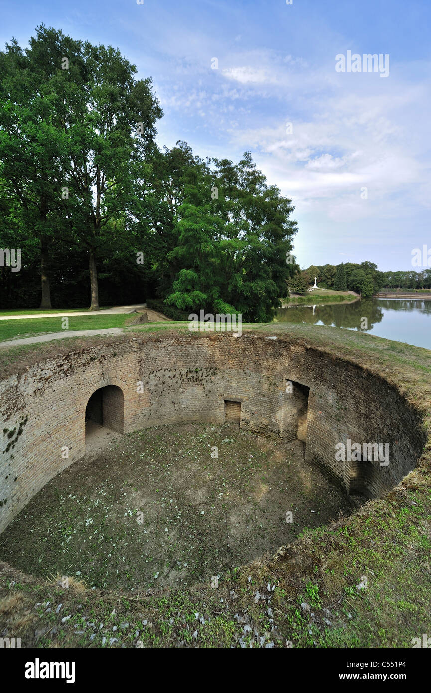La parte del leone la torre lungo il Majoorgracht / Main Fossato a Ypres, Belgio Foto Stock