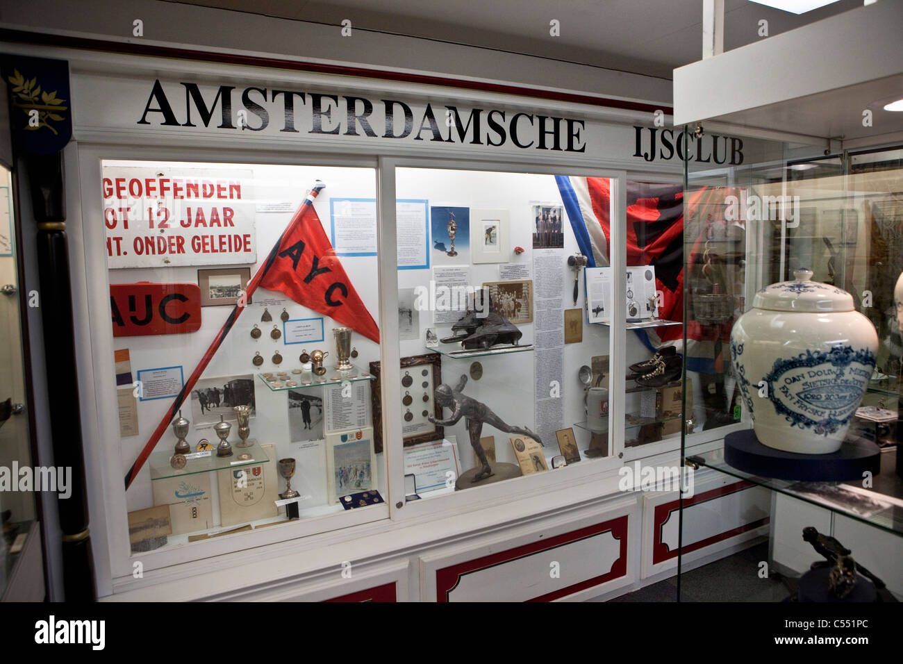 I Paesi Bassi, Hindeloopen, pattinare o museo di pattinaggio. Visualizzate gli articoli da pattinaggio sul ghiaccio club di Amsterdam. Foto Stock