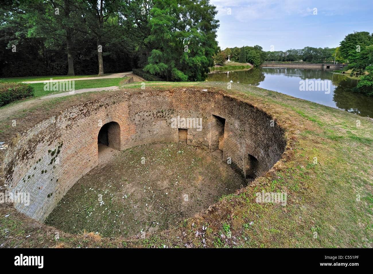 La parte del leone la torre lungo il Majoorgracht / Main Fossato a Ypres, Belgio Foto Stock