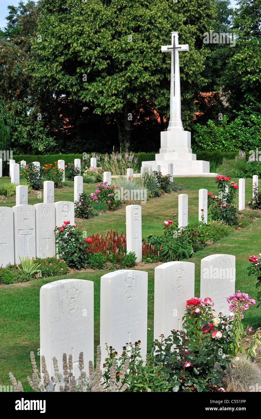 La prima guerra mondiale i bastioni cimitero / Lille Gate con croce di sacrificio e di tombe di British prima guerra mondiale uno dei soldati, Ypres, Belgio Foto Stock