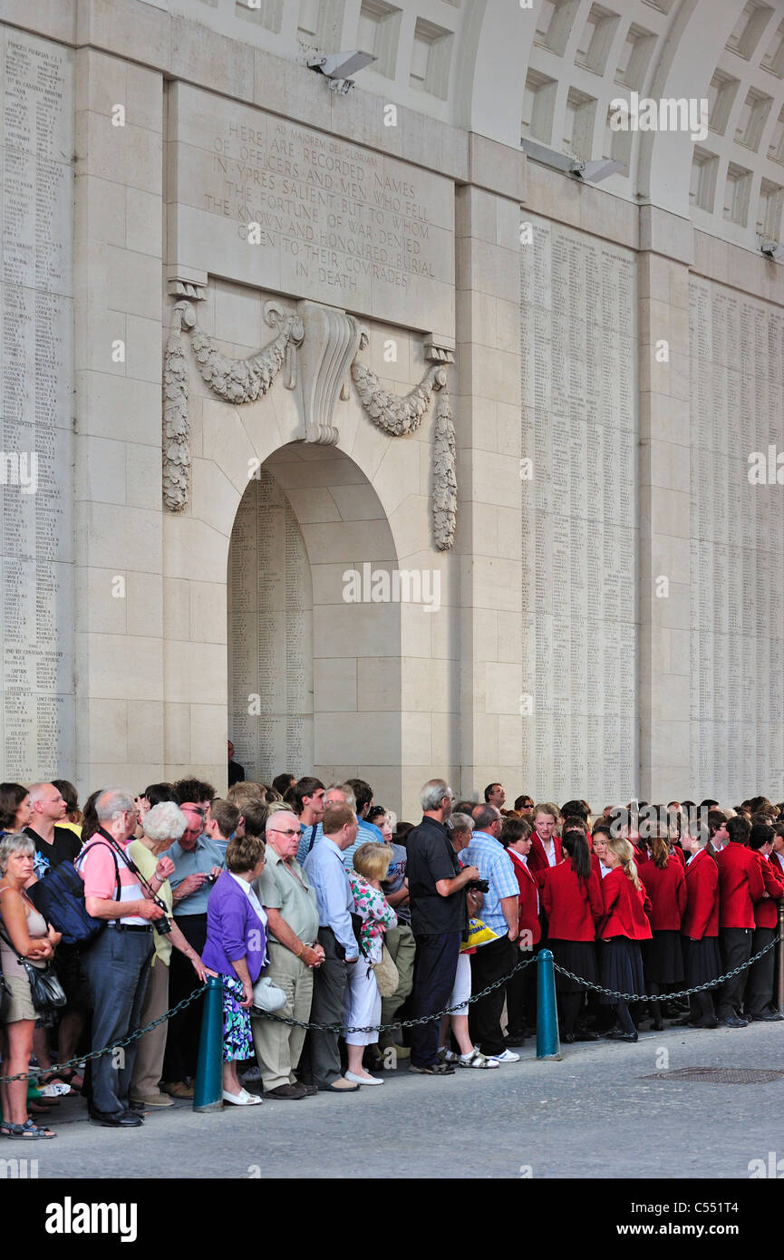 La scuola dei bambini a WWI Ultimo Post cerimonia sotto Menin Gate per commemorare British prima guerra mondiale uno dei soldati, Ypres, Belgio Foto Stock