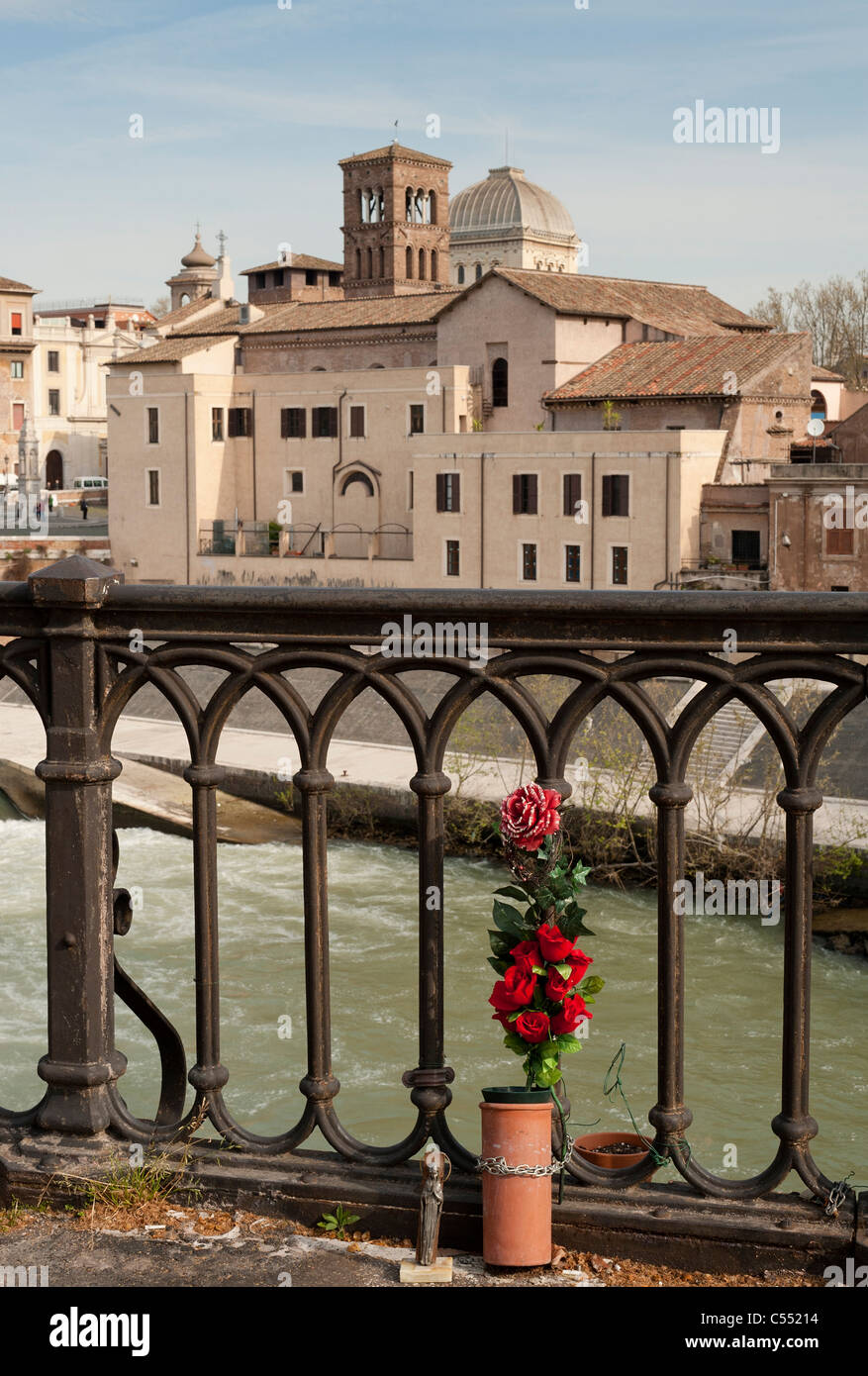 Un memoriale su un ponte sul fiume Tevere a Roma Foto Stock