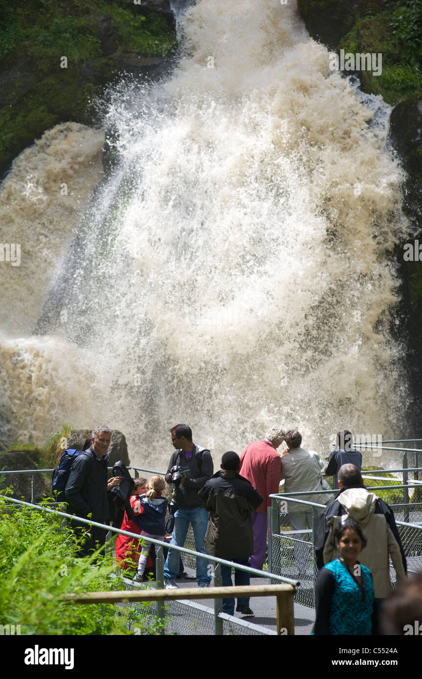 Le persone che visitano le cascate più alte della Germania a Triberg, Foresta Nera, Baden-Württemberg Foto Stock