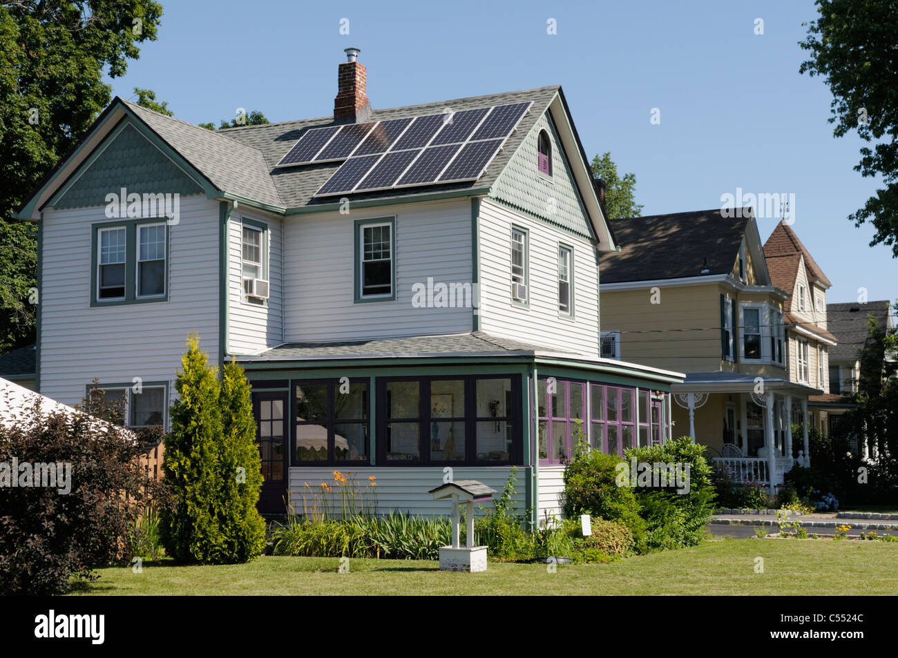 Pannelli solari fotovoltaici sul tetto di casa Foto Stock