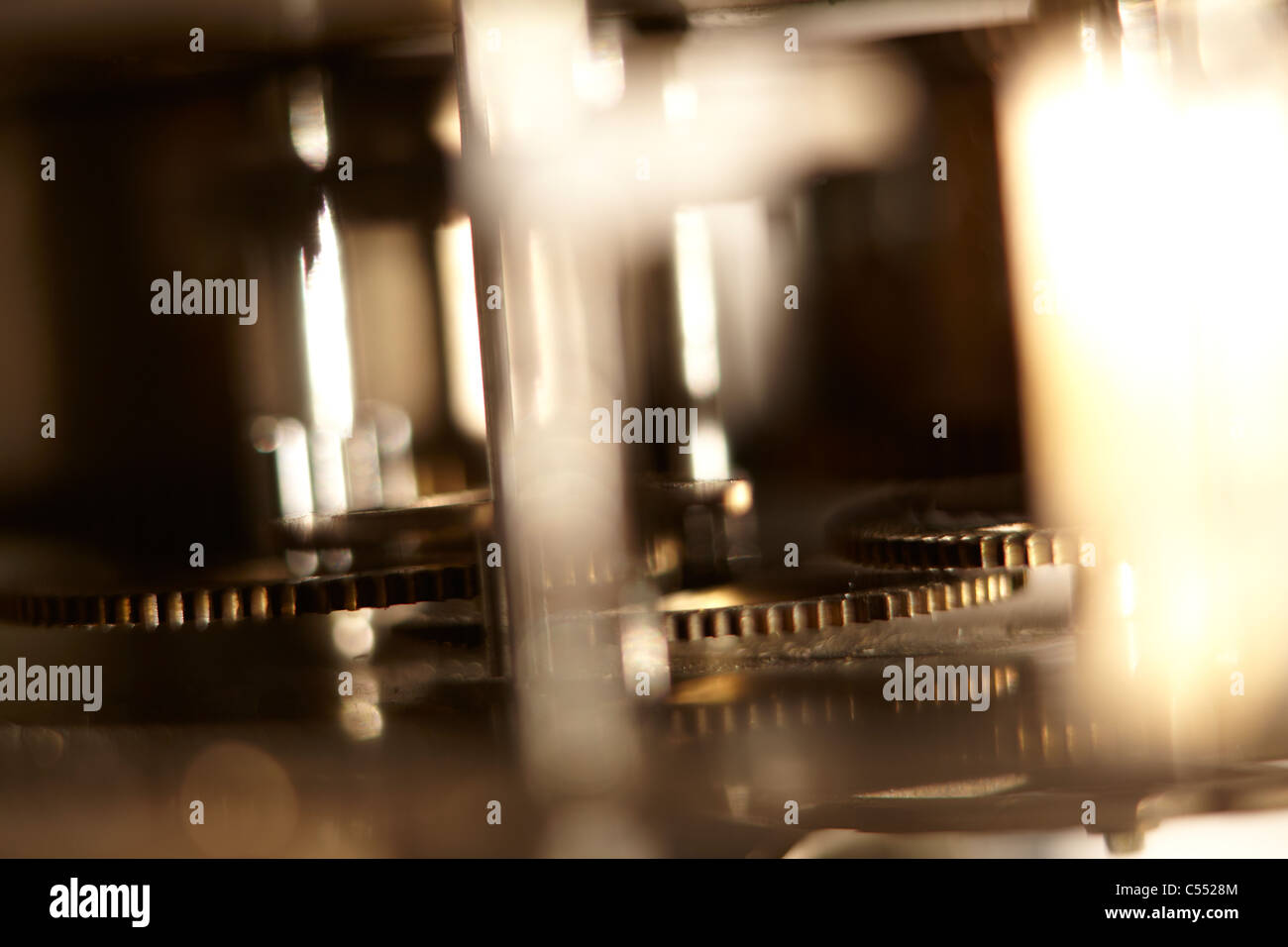 Antico orologio movimento meccanico vicino fino ad ingranaggi Foto Stock