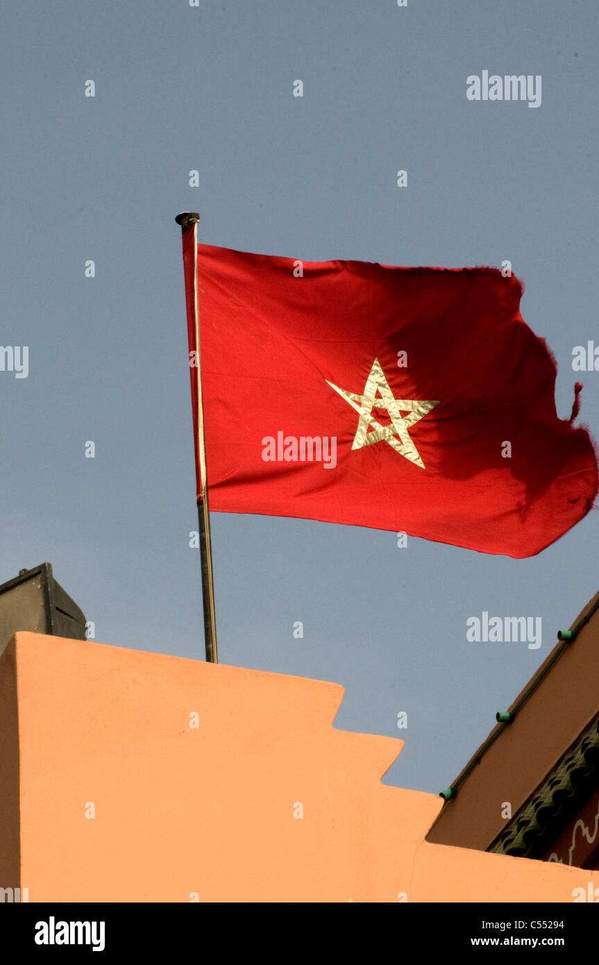 Bandiera del Marocco su una parte superiore di un edificio, Marrakech, Marocco Foto Stock