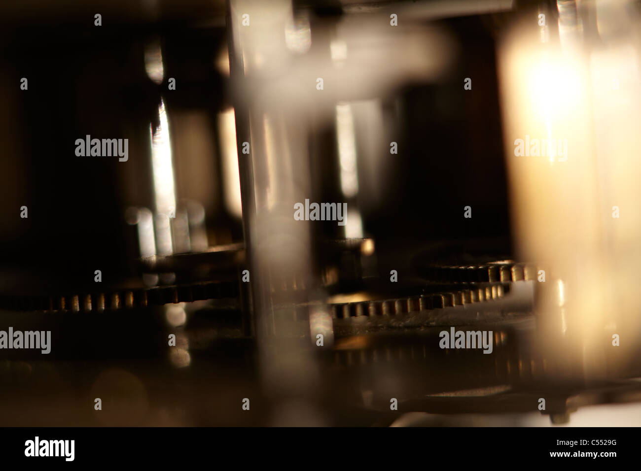 Antico orologio movimento meccanico vicino fino ad ingranaggi Foto Stock