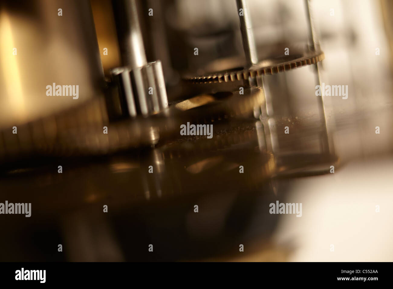 Antico orologio movimento meccanico vicino fino ad ingranaggi Foto Stock