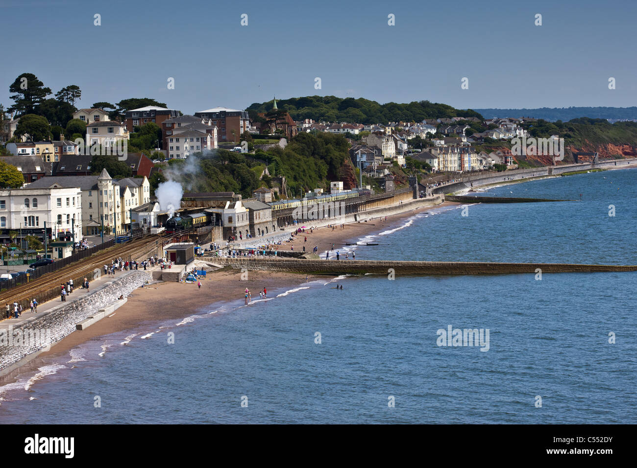 Torbay Express, proveniente attraverso Dawlish lungo la parete del mare. Foto Stock