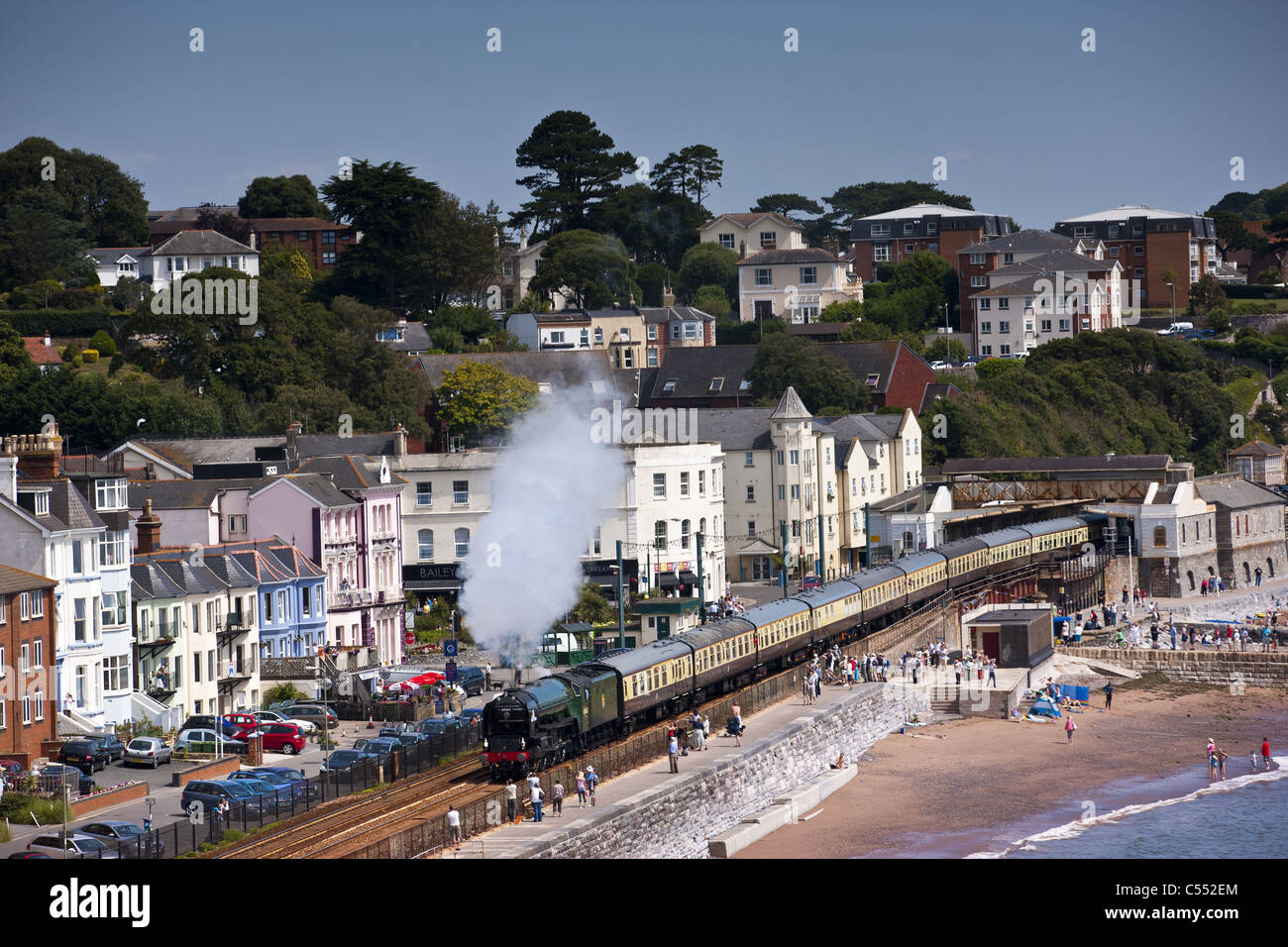 Torbay Express, proveniente attraverso Dawlish lungo la parete del mare. Foto Stock