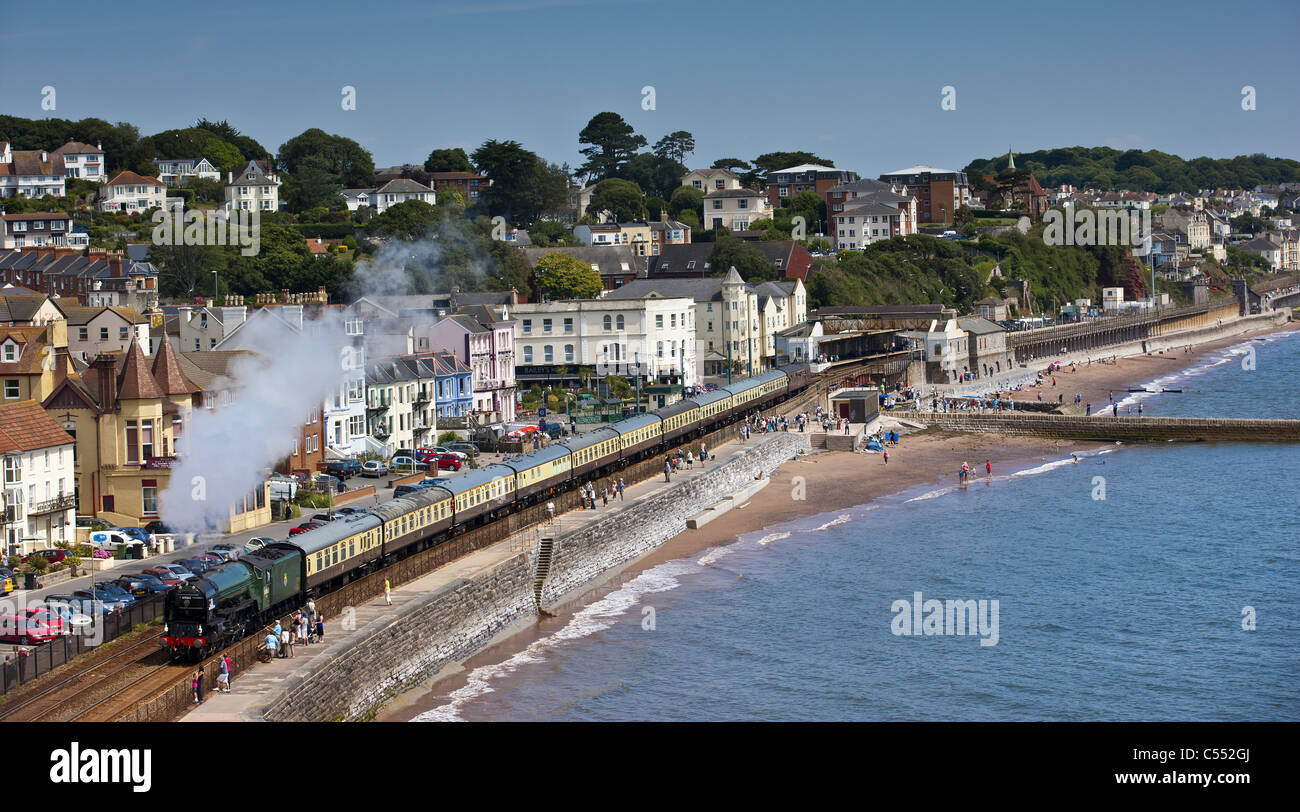 Torbay Express, proveniente attraverso Dawlish lungo la parete del mare. Foto Stock
