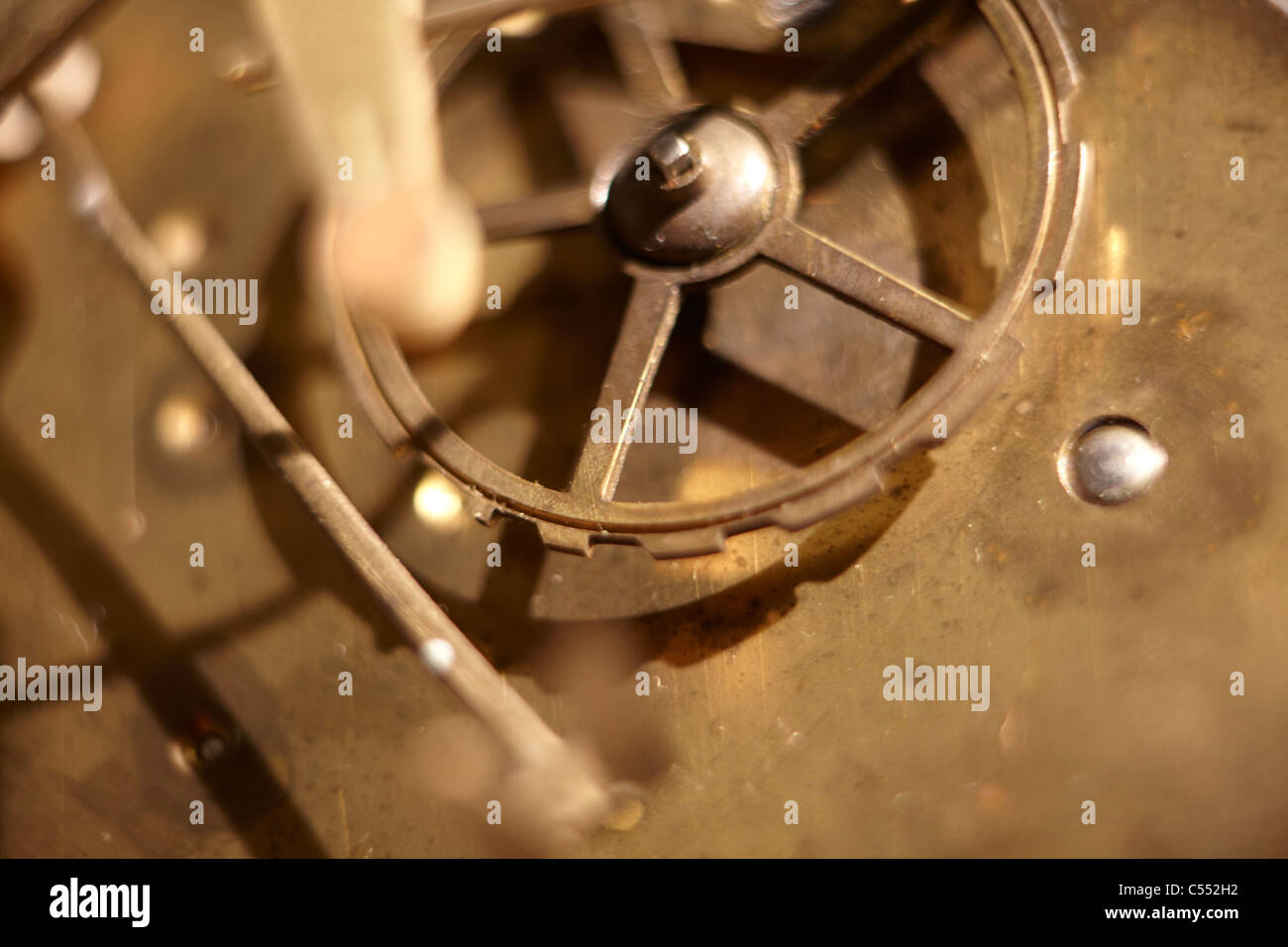 Antico orologio movimento meccanico vicino fino ad ingranaggi Foto Stock