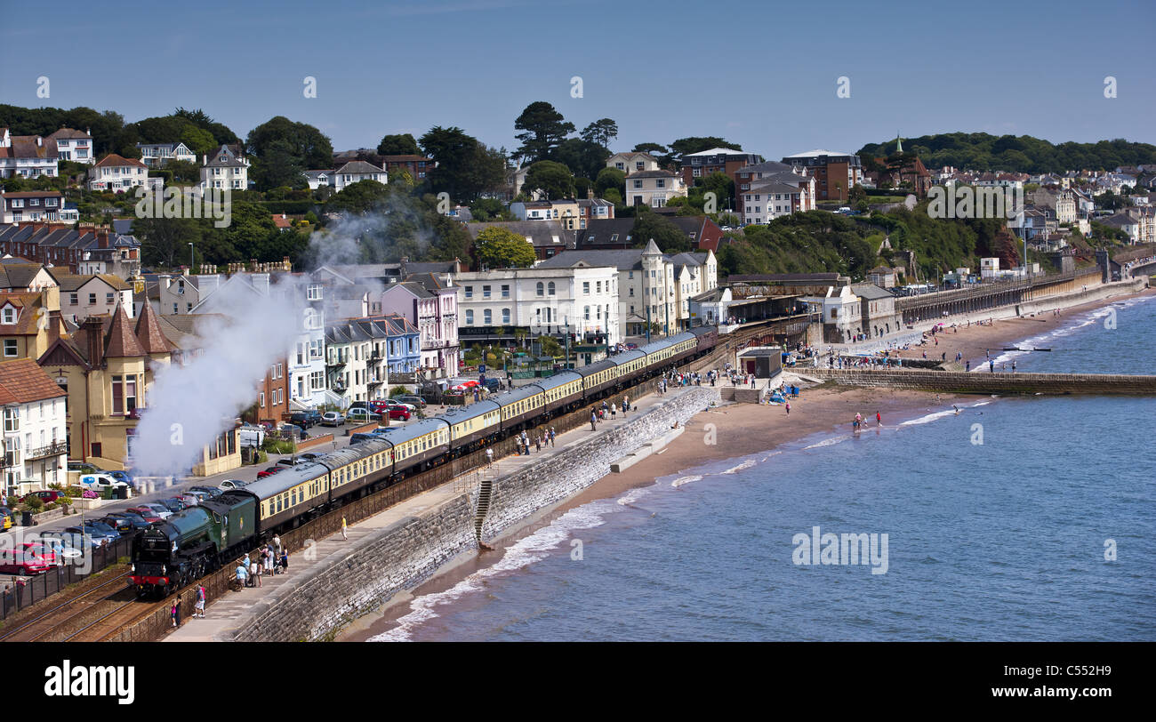 Torbay Express, proveniente attraverso Dawlish lungo la parete del mare. Foto Stock