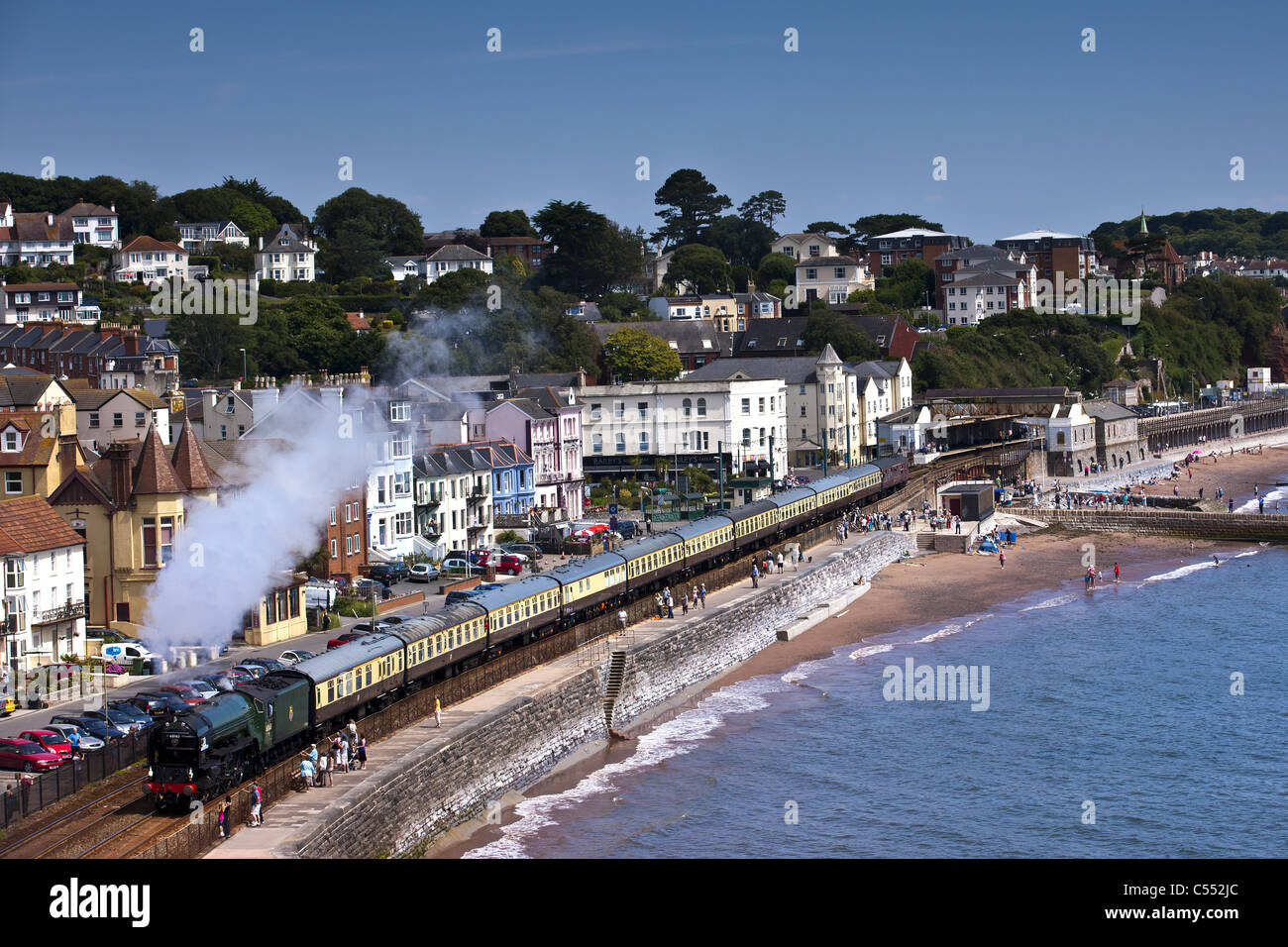 Torbay Express, proveniente attraverso Dawlish lungo la parete del mare. Foto Stock
