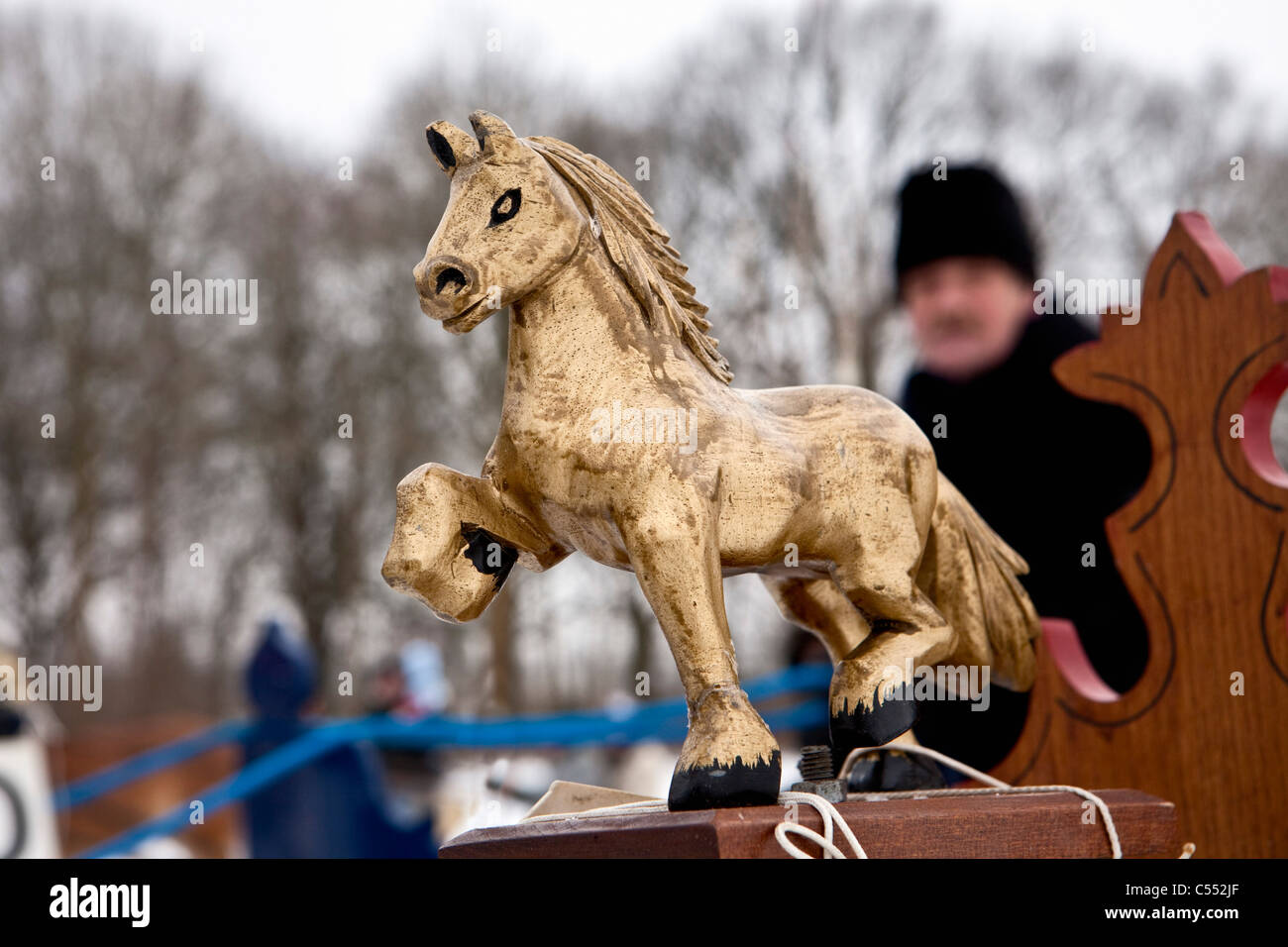 I Paesi Bassi, Witmarsum, antichi gite in slitte trainate da cavalli. Close up di piccola statua sulla slitta. Foto Stock