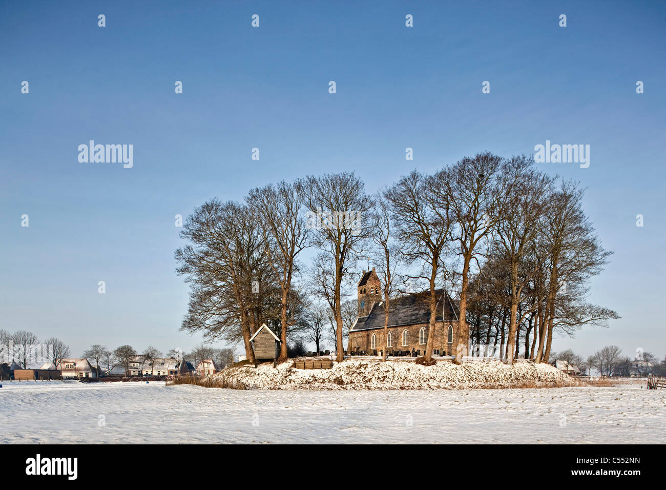 I Paesi Bassi, Hijum, Chiesa sul cumulo di neve. Foto Stock