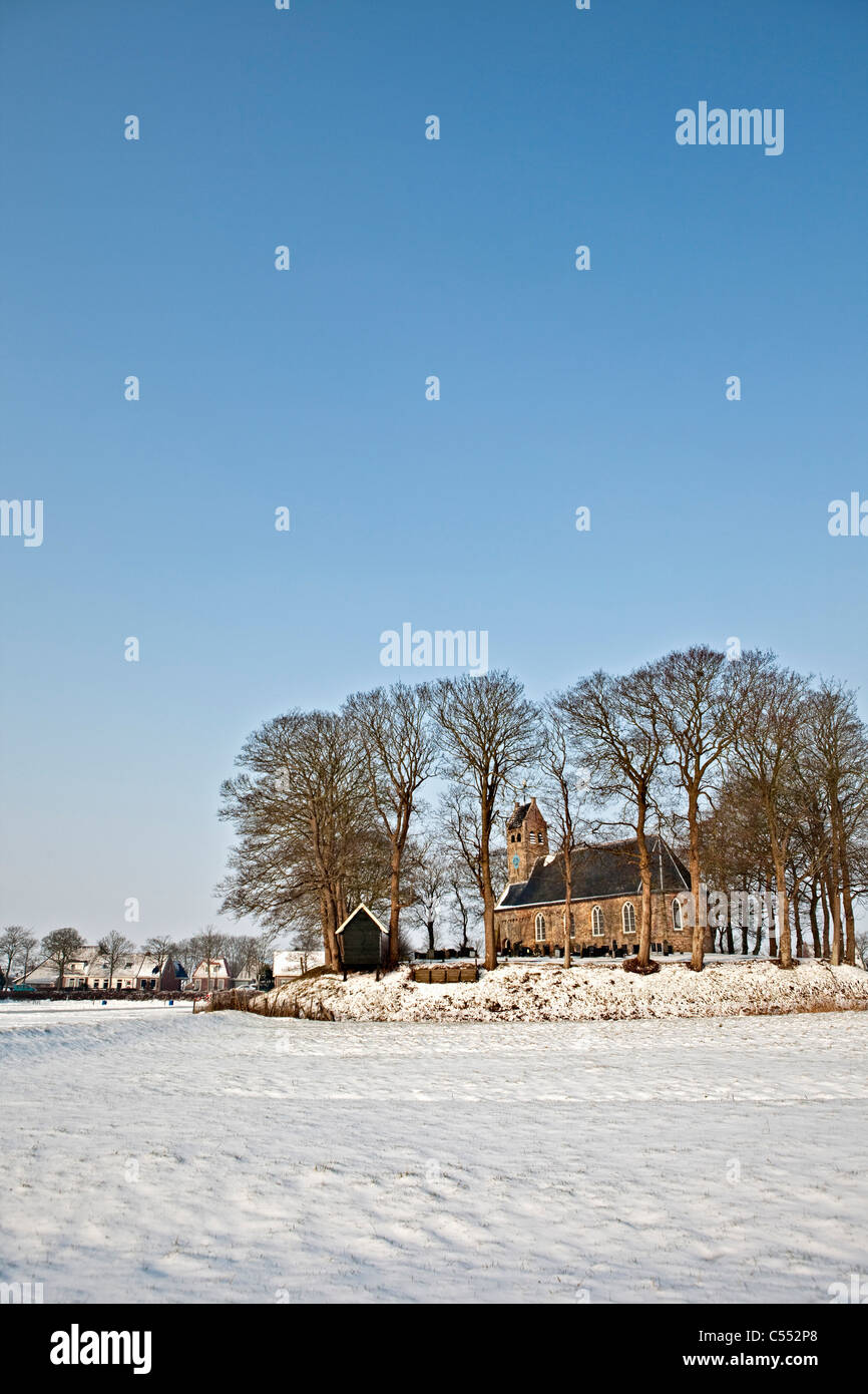 I Paesi Bassi, Hijum, Chiesa sul cumulo di neve. Foto Stock