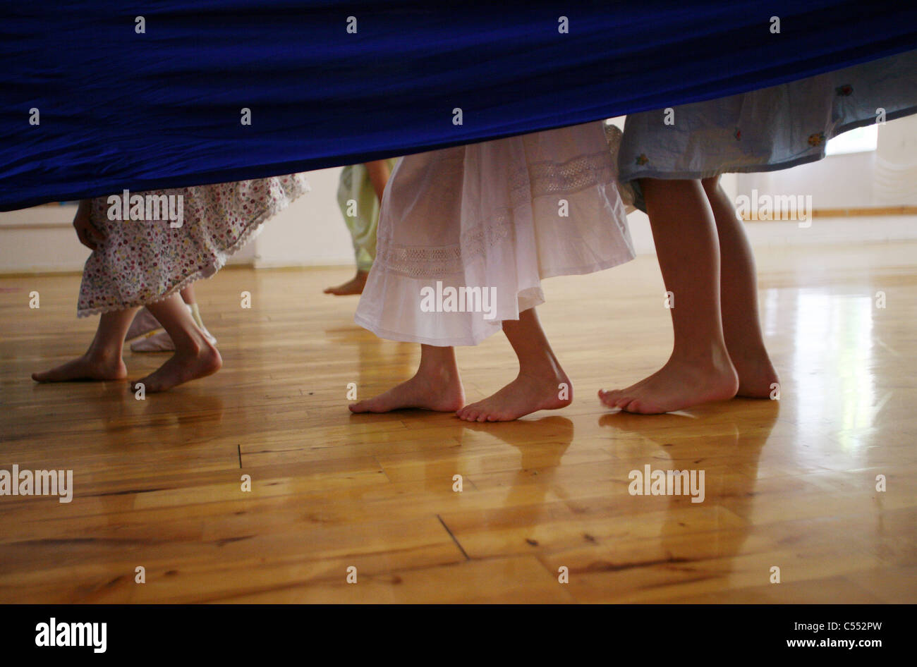 I bambini si nasconde dietro una cortina di blu Foto Stock