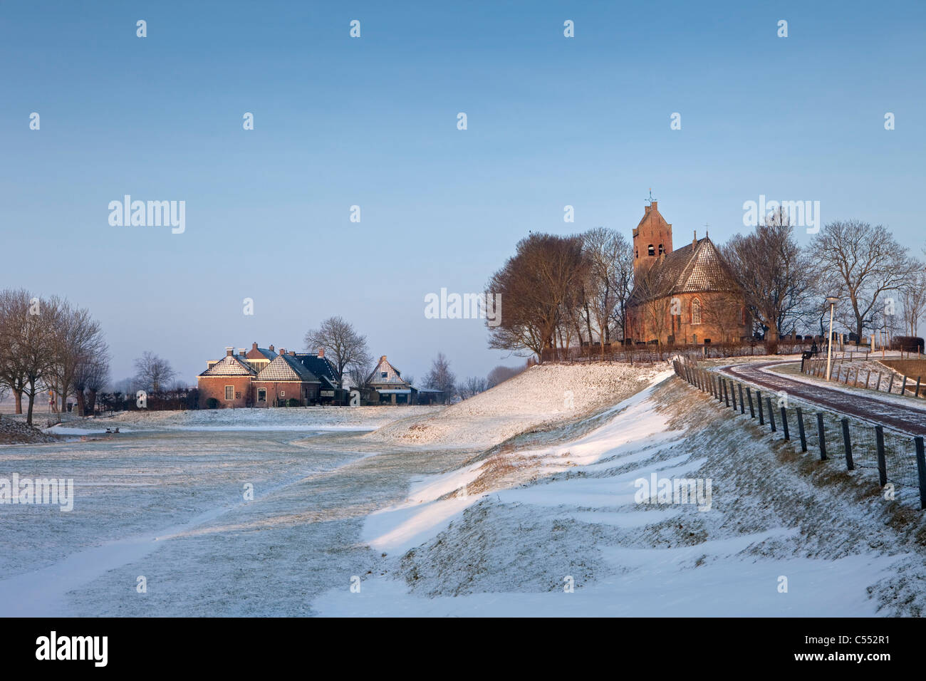 I Paesi Bassi, Hogebeintum, Chiesa sul cumulo di neve. Foto Stock