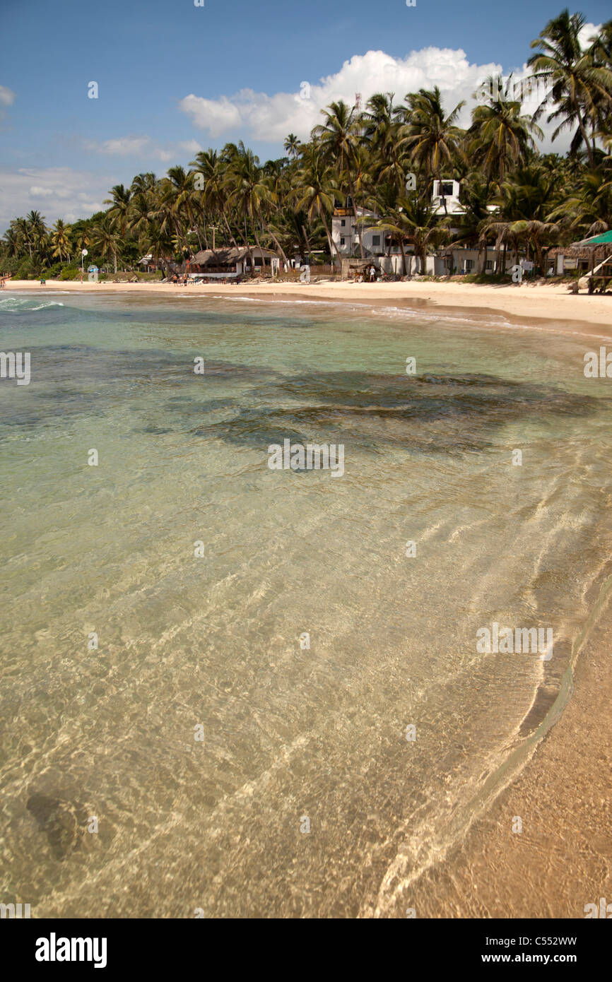 L'acqua chiara a la spiaggia da sogno in Mirissa, Sri Lanka Foto Stock