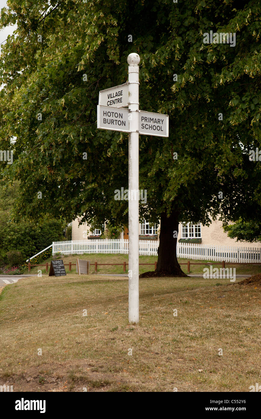 Un villaggio verde fingerpost mostrando le direzioni per villaggi locali e luoghi di interesse Foto Stock