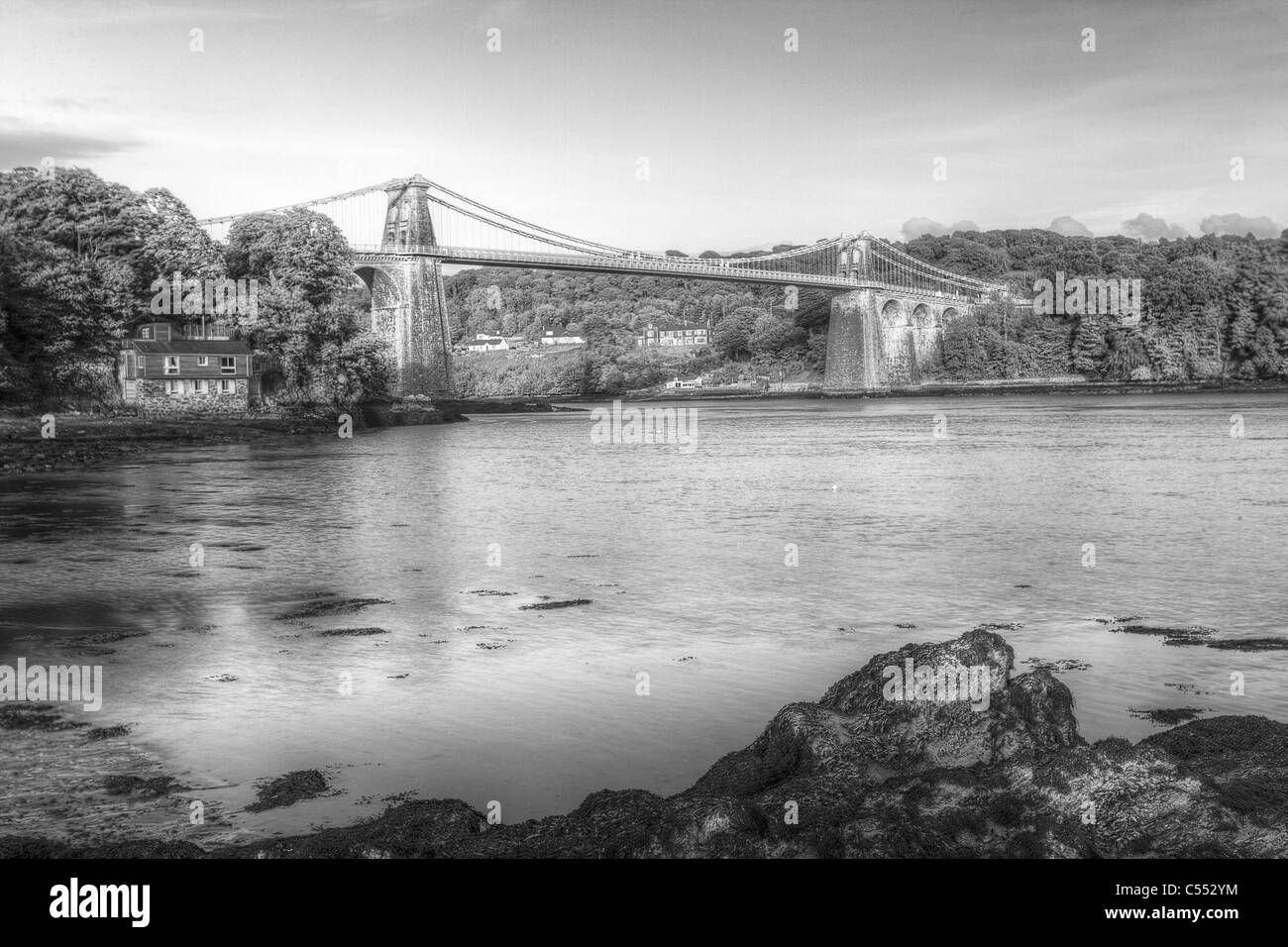 Mono immagine presa di Menai Bridge attraverso il Menai Striaght dal Galles di Anglesey Foto Stock