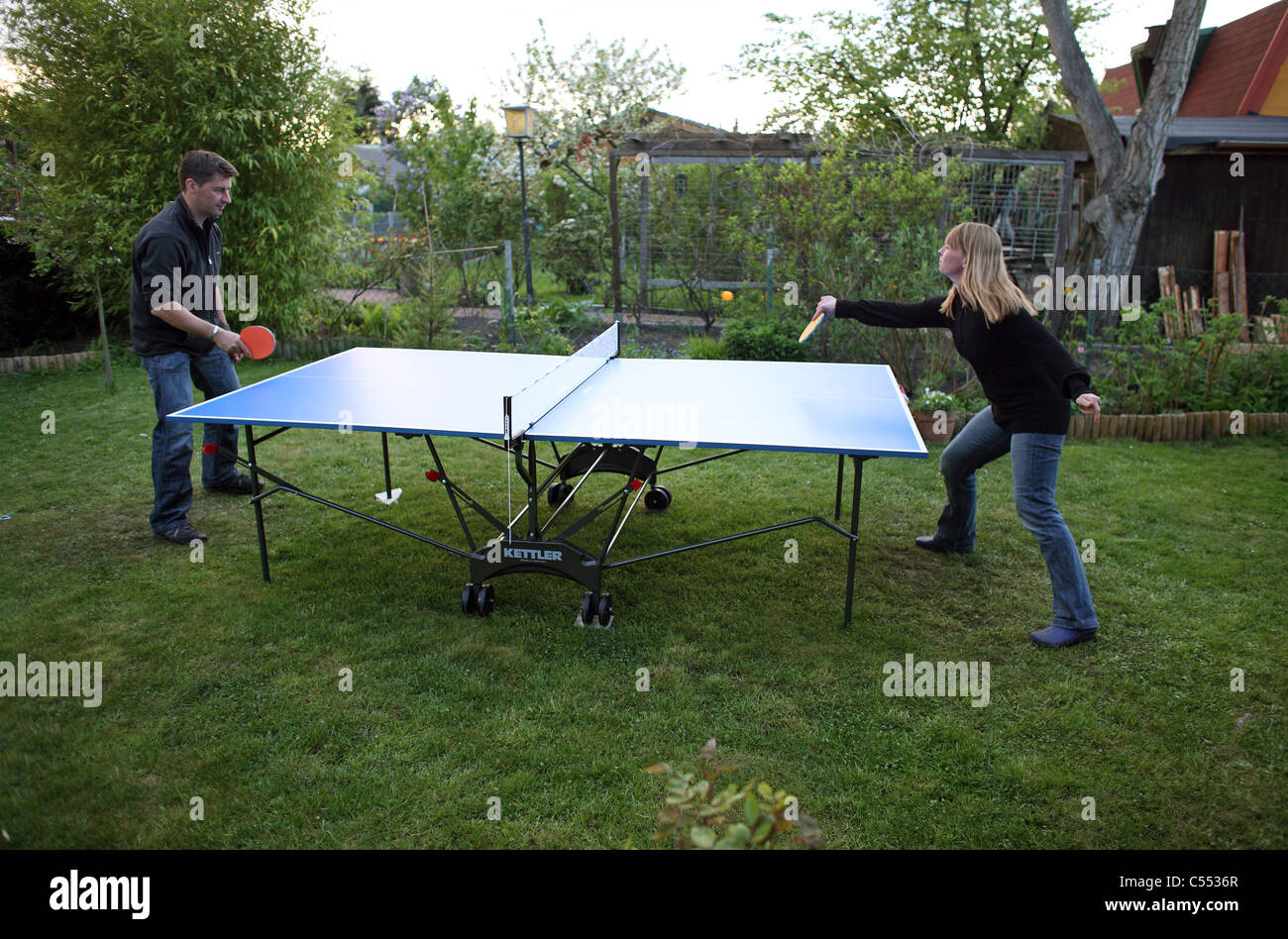L uomo e la donna giocando a ping-pong Foto Stock