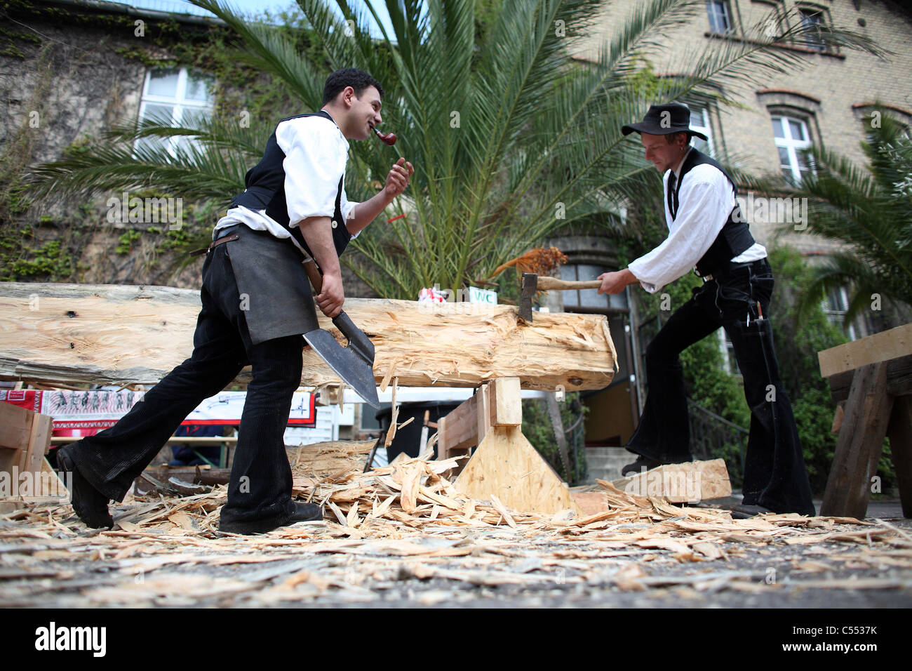 Carpentieri in abiti tradizionali al lavoro, Berlino, Germania Foto stock -  Alamy