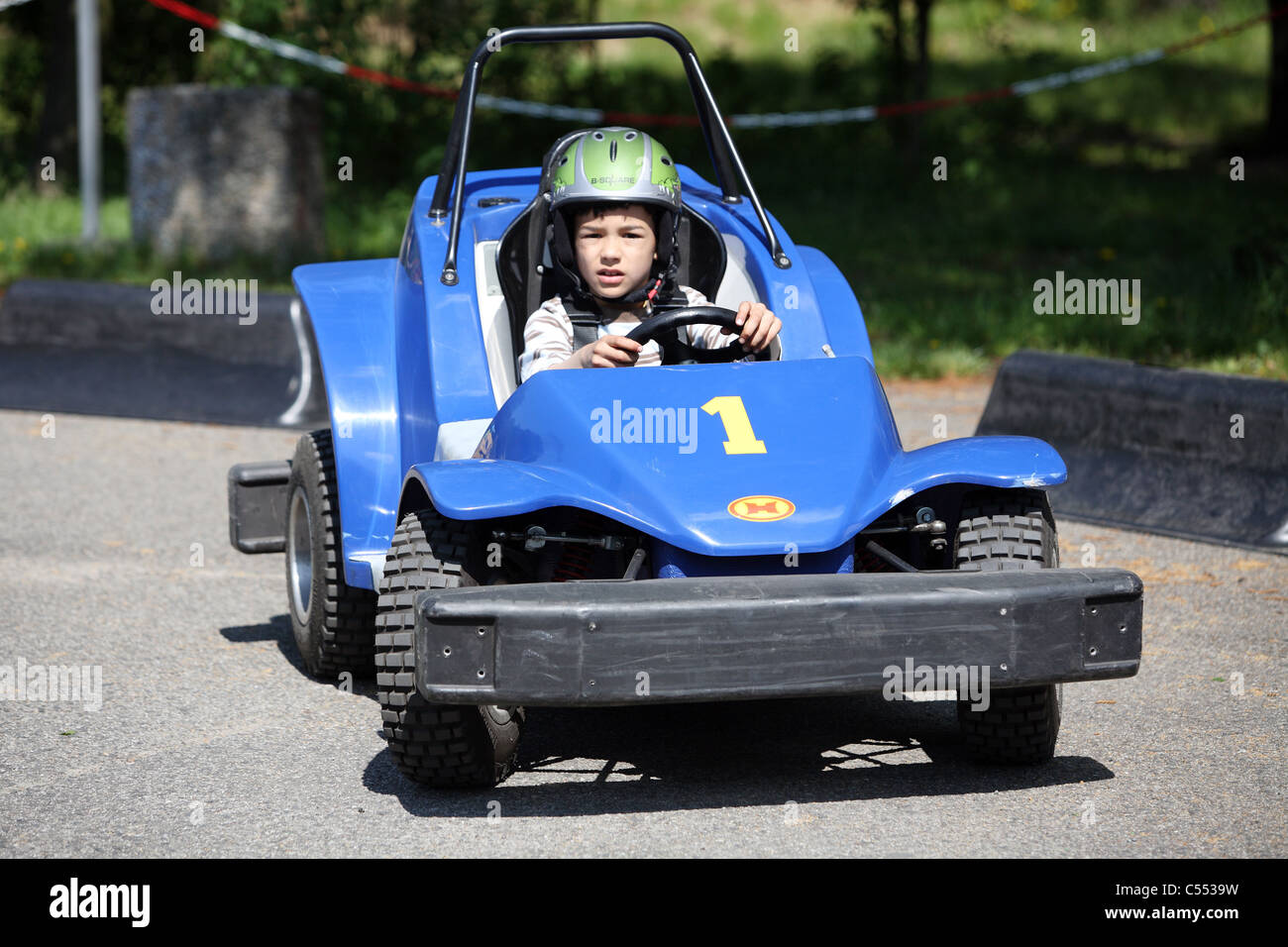 Un ragazzo su una carrareccia, Berlino, Germania Foto Stock