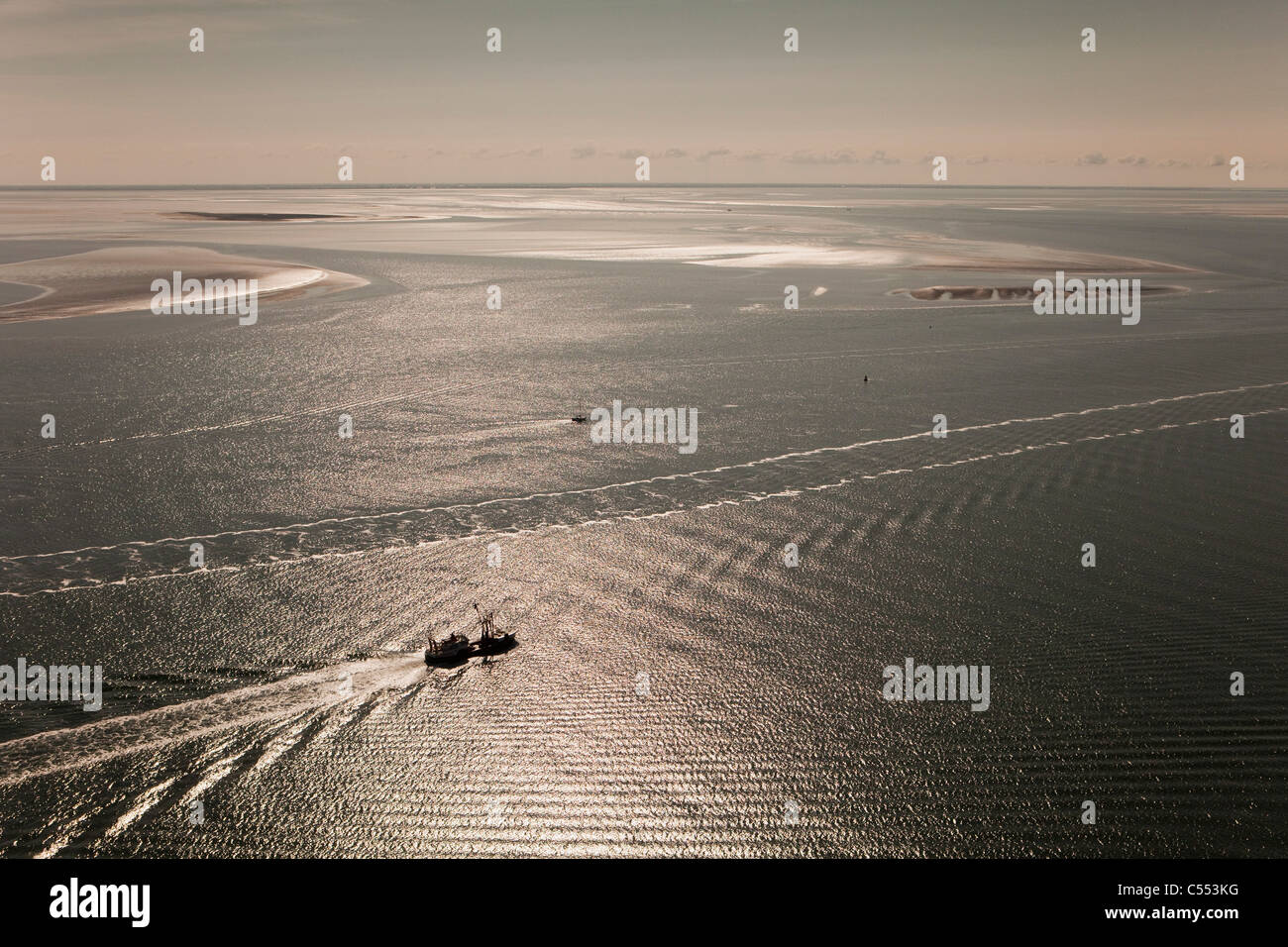 I Paesi Bassi,vicino all isola di Terschelling, gruppo di isole chiamato: il Wadden nel mare di Wadden. Fast ferry boat. Antenna. Foto Stock