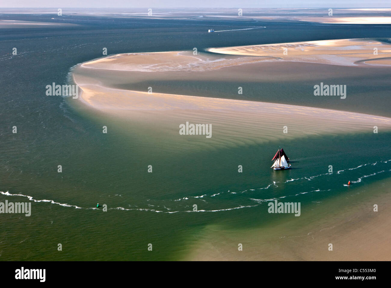 Holland, Isola di Terschelling, il Wadden Sea. Unesco - Sito Patrimonio dell'umanità. Antenna. Cargo tradizionali le navi a vela, crociere turistiche. Foto Stock