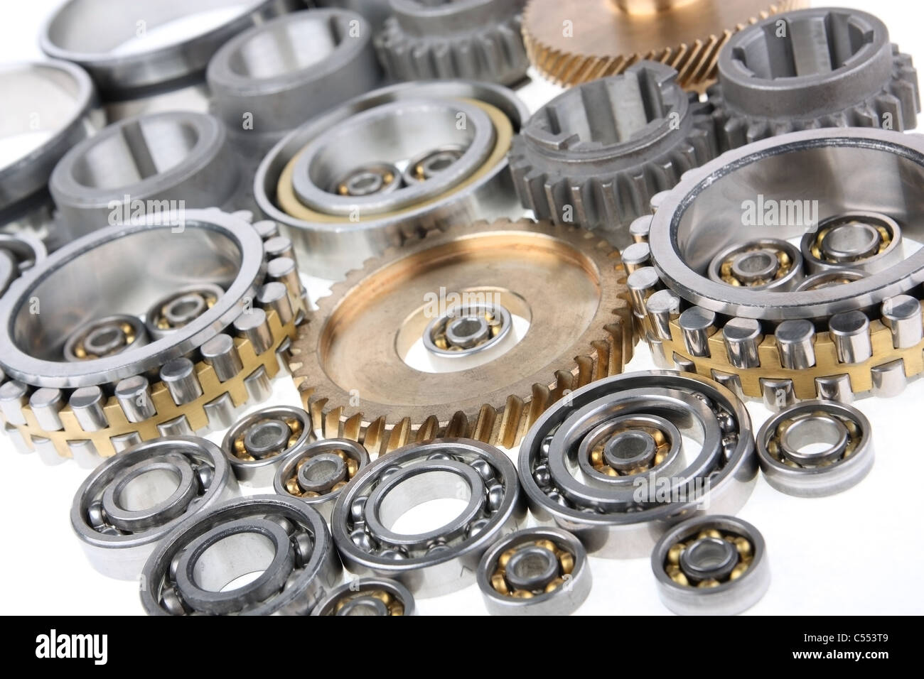 Questa foto mostra gli ingranaggi e i cuscinetti su sfondo bianco Foto Stock