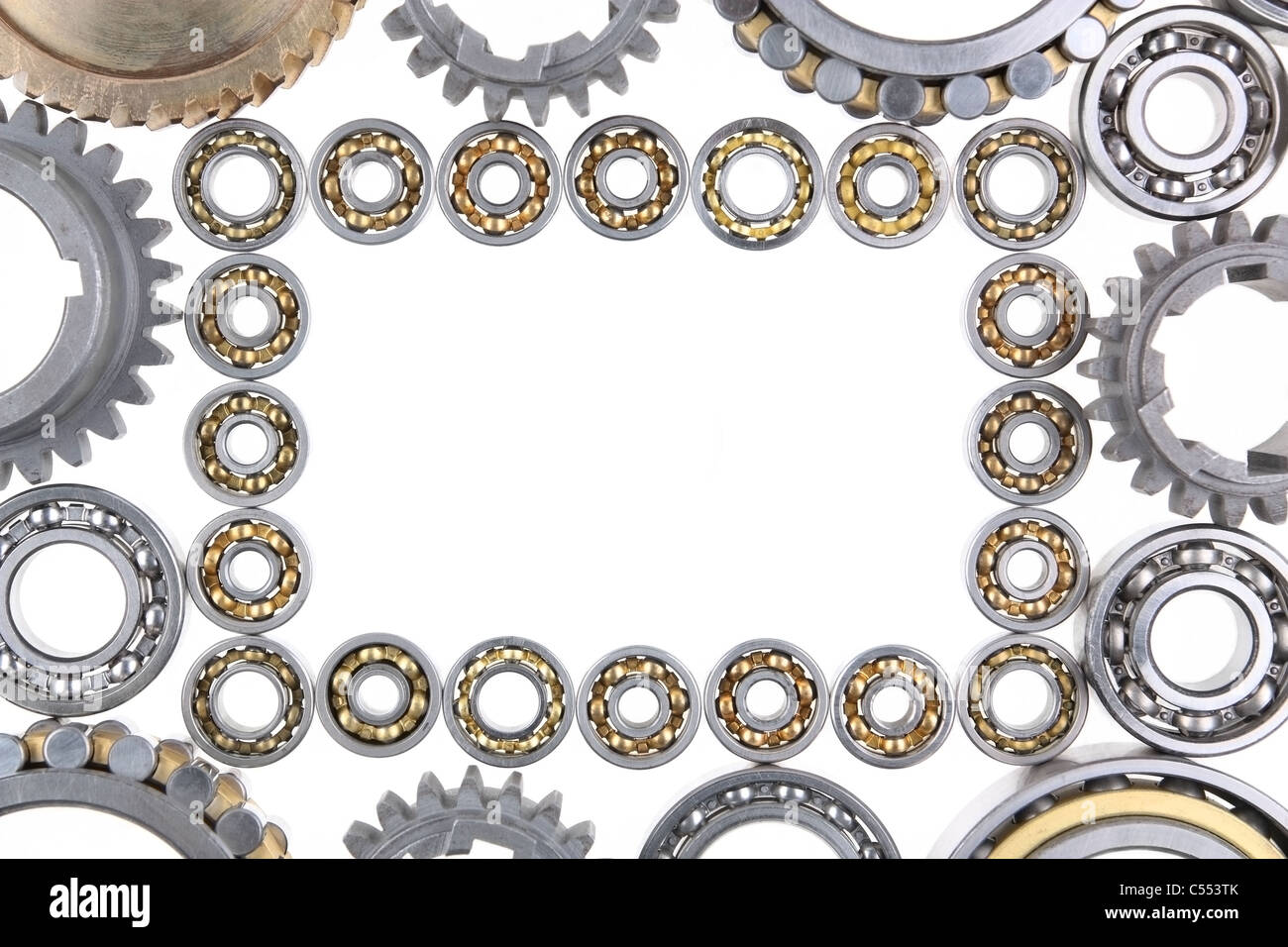 Questa foto mostra gli ingranaggi e i cuscinetti su sfondo bianco Foto Stock