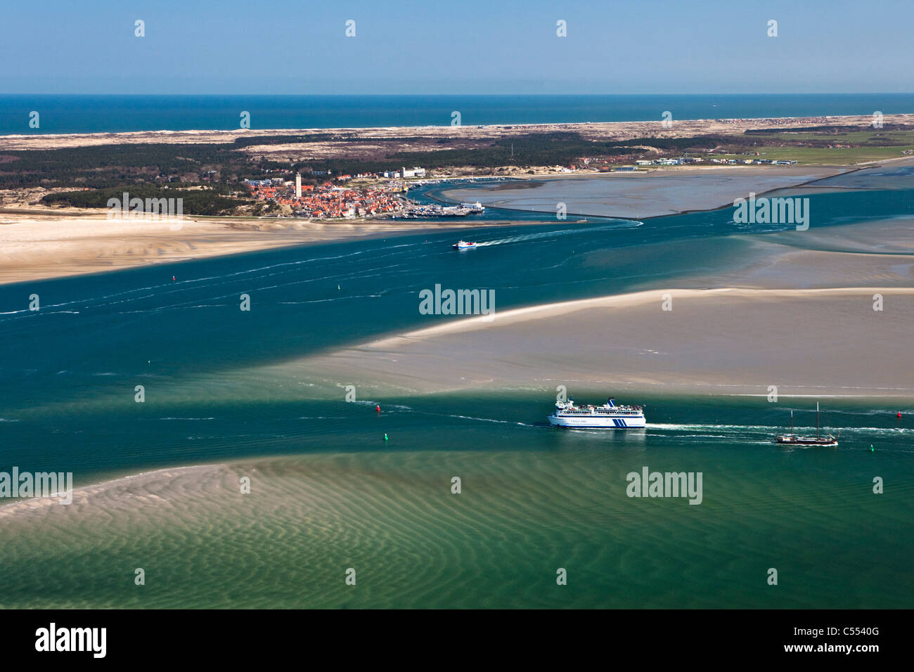 Holland, Isola di Terschelling, il Wadden Sea. Unesco - Sito Patrimonio dell'umanità. La bassa marea. Traghetto, villaggio Terschelling West. Antenna. Foto Stock