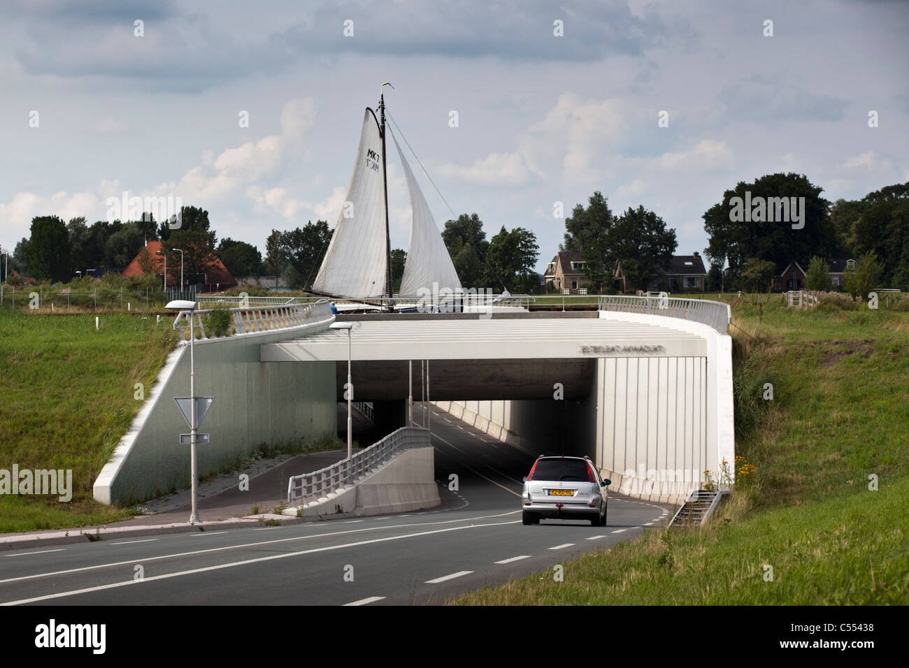 I Paesi Bassi, Woudsend, barca a vela passando acquedotto. Foto Stock
