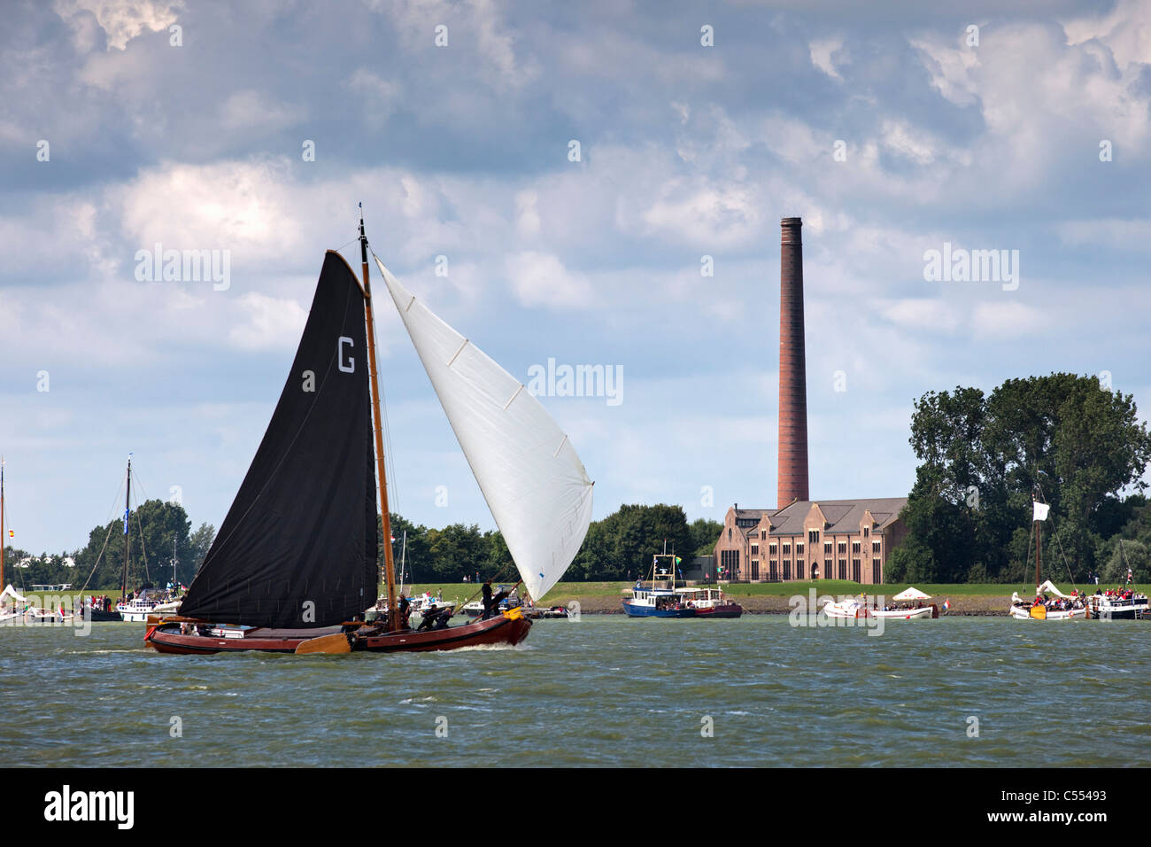 Lemmer, gare di vela Skutsjesilen chiamato. Stazione di pompaggio di acqua chiamato Woudagemaal, sito Patrimonio Mondiale dell'Unesco. Foto Stock