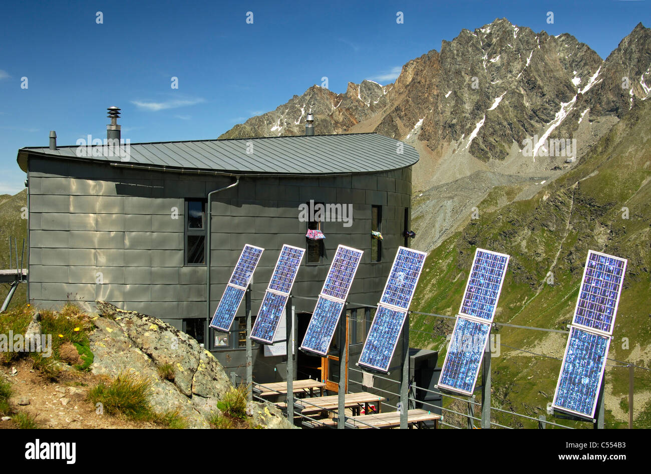 Il futuristico Cabane du Velan con i suoi sei pannelli solari di fronte al Monte Grande Aiguille des Maisons Blanche, Vallese, Svizzera Foto Stock