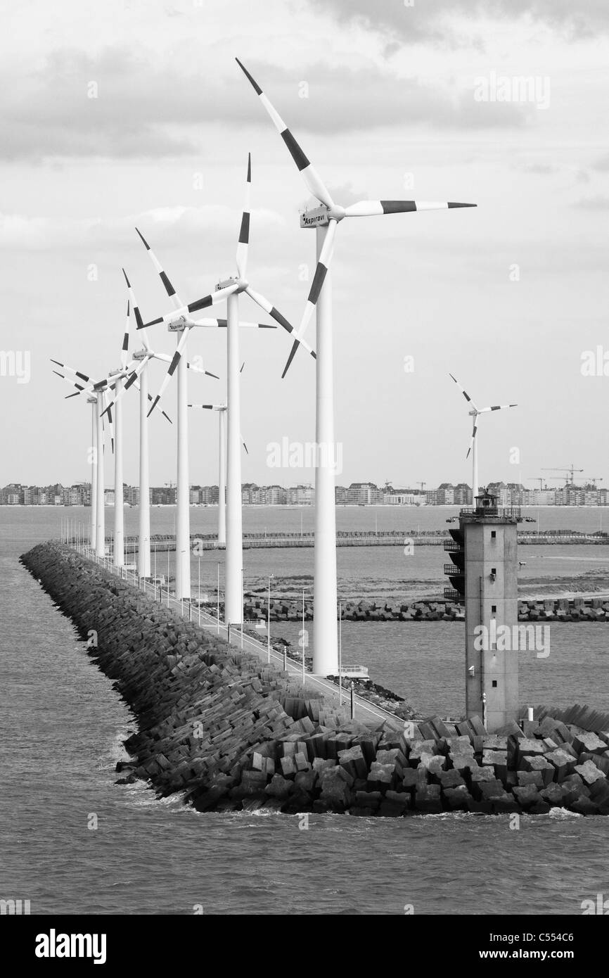 Faro con turbine eoliche, Est frangionde Lighthouse, porto di Bruges-Zeebrugge, Bruges, Belgio Foto Stock