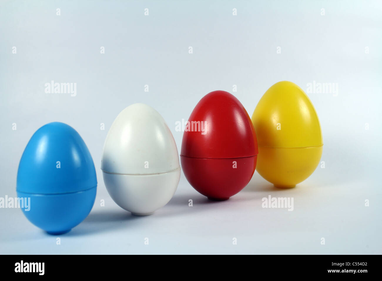Inquadratura concettuale di uova di plastica di diverse dimensioni Foto Stock