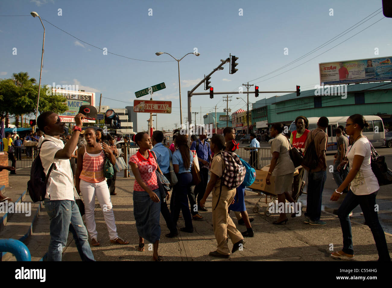 La gente nelle strade di Kingston in Giamaica Foto Stock