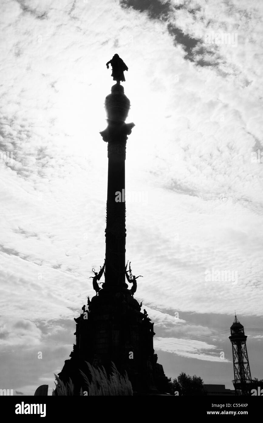 Silhouette di un monumento, il Monumento di Colombo, Port Vell di Barcellona, in Catalogna, Spagna Foto Stock