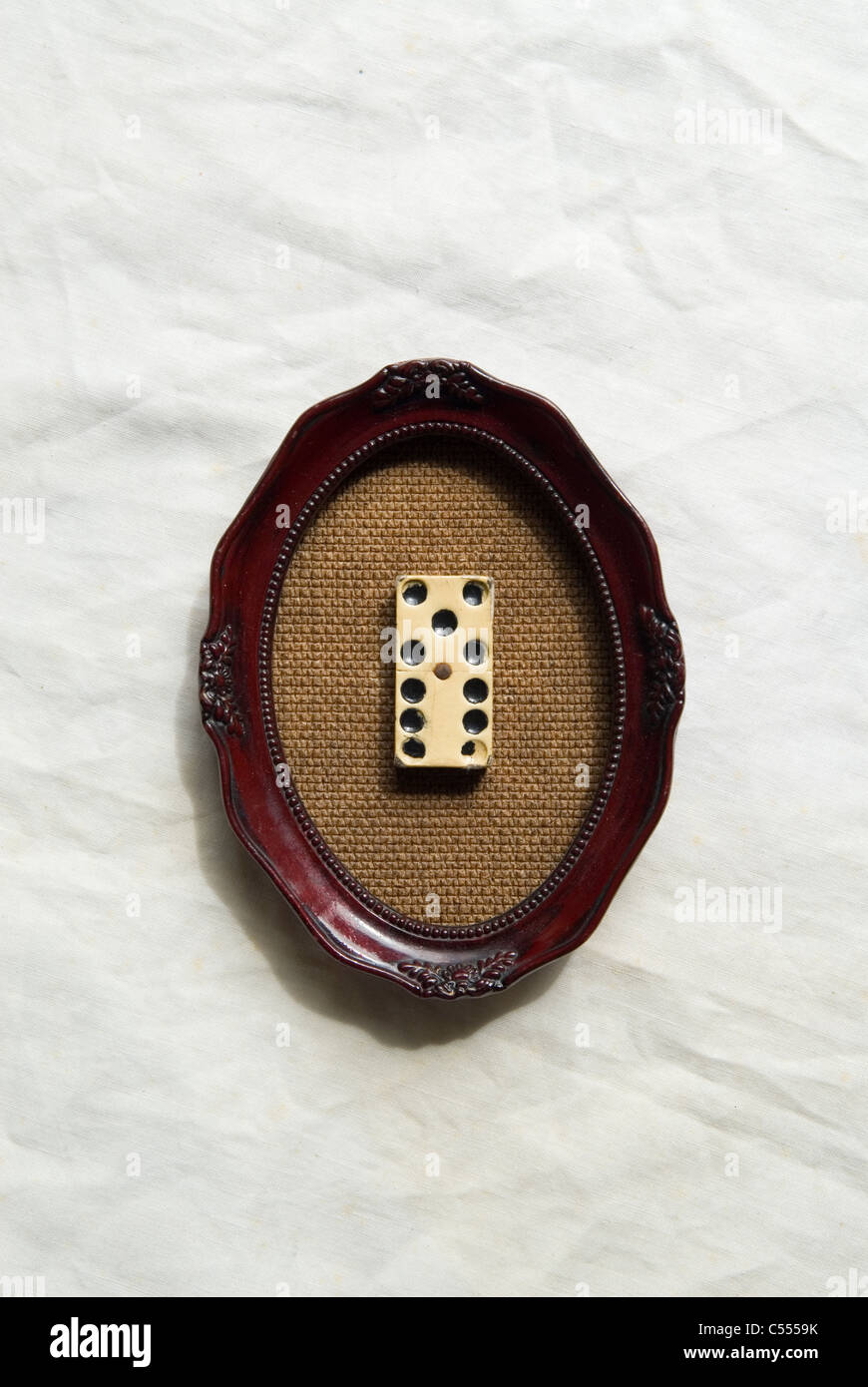 Il vecchio domino all interno di uno ovale vintage a forma di cornice immagine Foto Stock