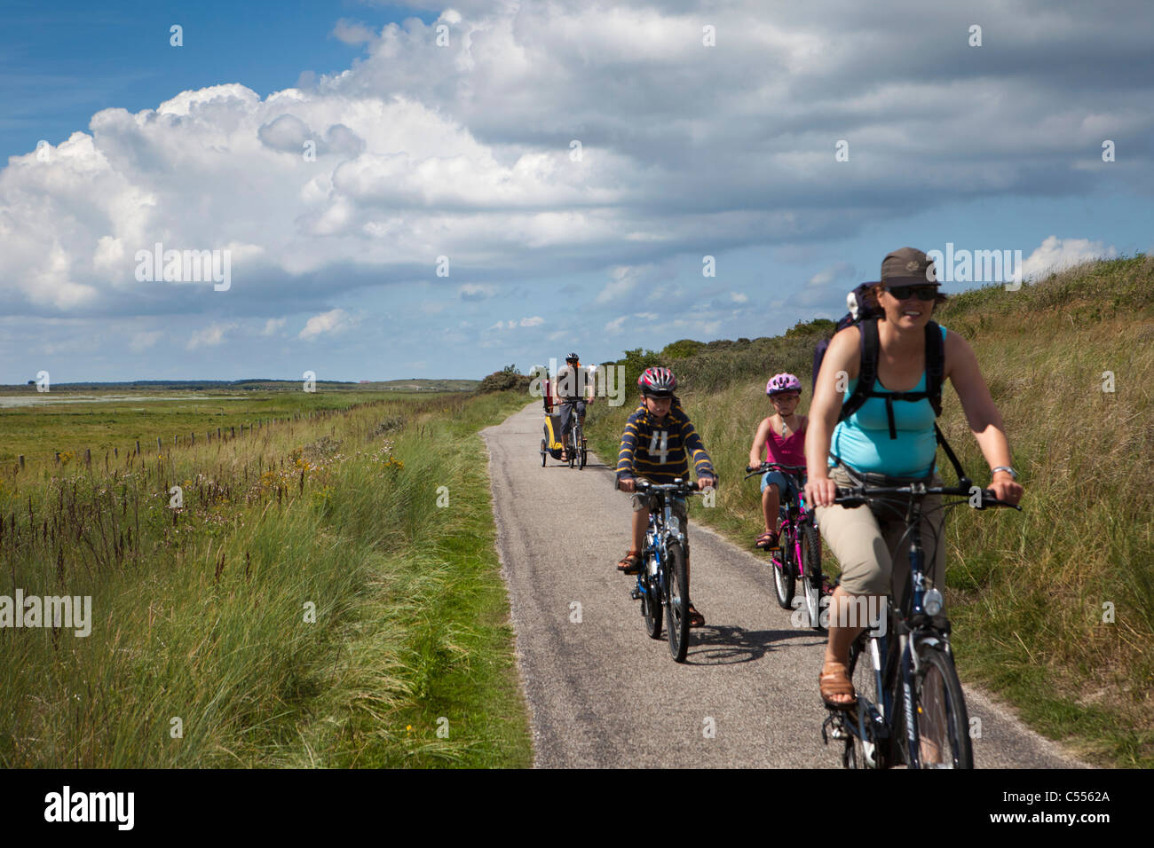 I Paesi Bassi, Buren, isola di Ameland, appartenente al mare di Wadden Islands. Unesco - Sito Patrimonio dell'umanità. Famiglia Escursioni in bicicletta. Foto Stock