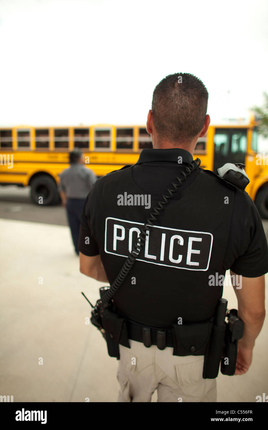 Poliziotto alla High School di Pharr, Texas, indossa dovere cinghia con un  walkie-talkie, torcia, pistola e altri accessori Foto stock - Alamy