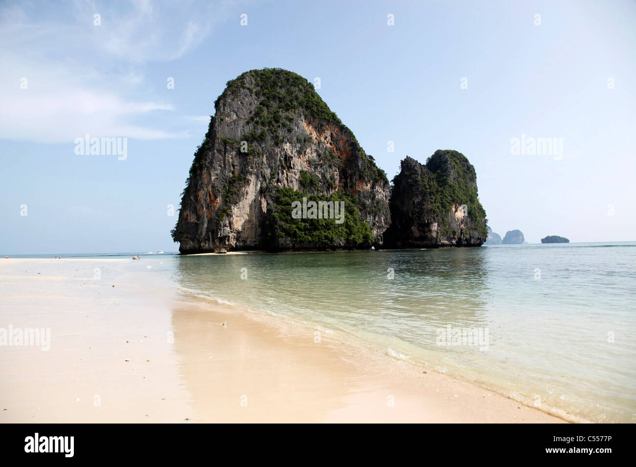 Isola e la spiaggia sabbiosa di Phra Nang Cave Beach Railay, Krabi, Thailandia Foto Stock